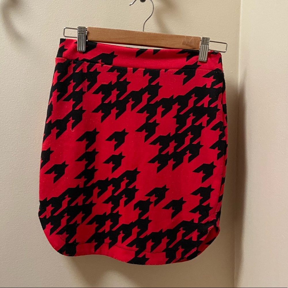 Red and black skirt size S